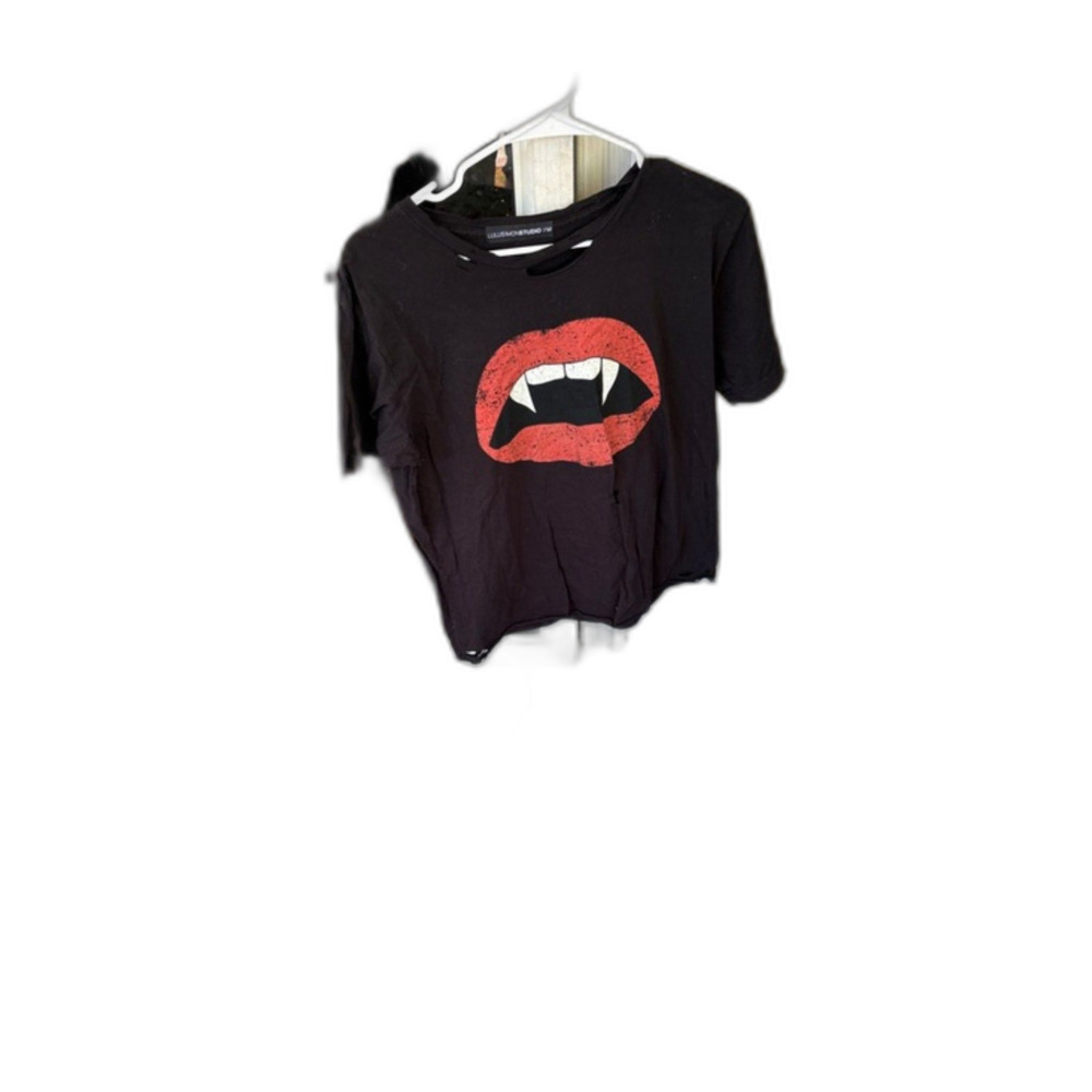 Lulus Monster Studio Distressed Vampire Lips T-Shirt Medium Black Graphic Tee